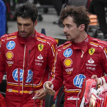 Due Ferrari a caccia nel labirinto di Baku. Leclerc e Sainz al bivio per il titolo costruttori