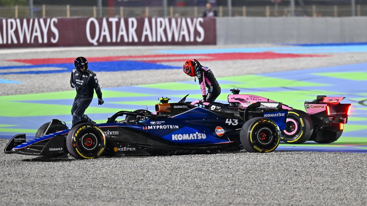 Franco Colapinto (Williams) ed Esteban Ocon (Alpine) dopo l'incidente nelle prime curve del Gp del Qatar