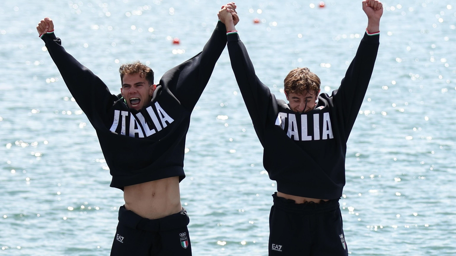 Gabriele Casadei e Carlo Tacchini festeggiano sul podio la medaglia d'argento appena vinta