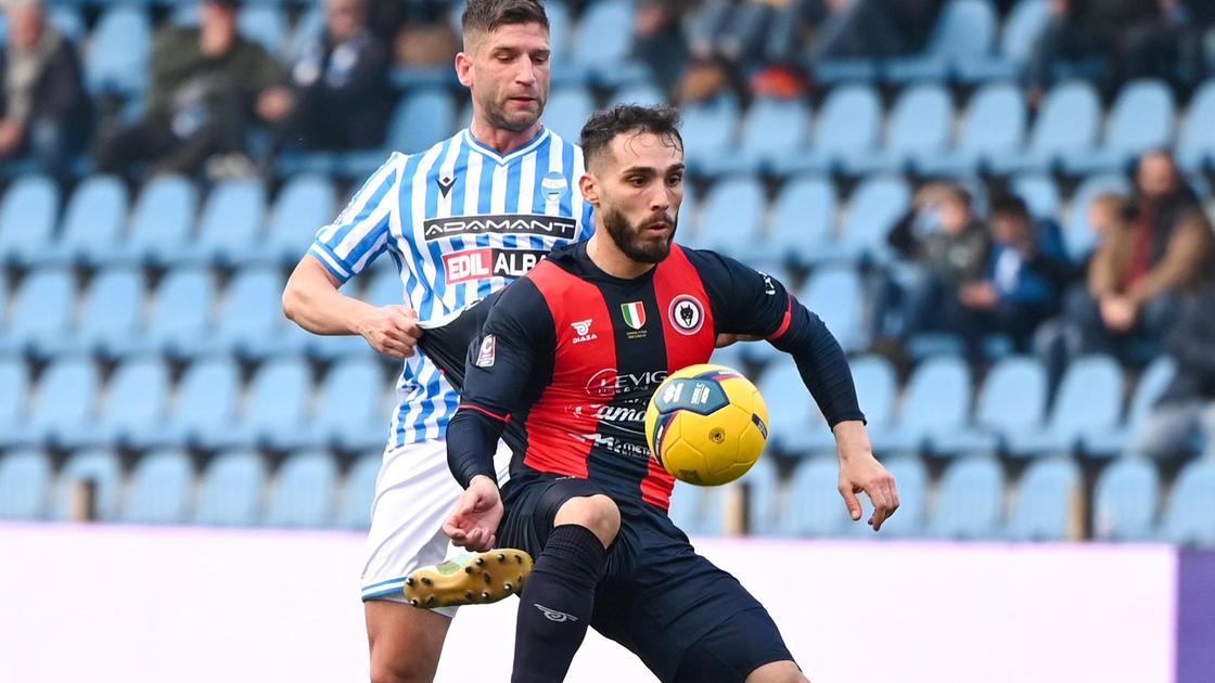 https://sport.quotidiano.net/image-service/view/acePublic/alias/contentid/ZmFmNTJiOWItYjI5OC00/0/lucchese-e-carpi-in-campo-alle-15.jpeg?f=16:9&w=1200&h=630