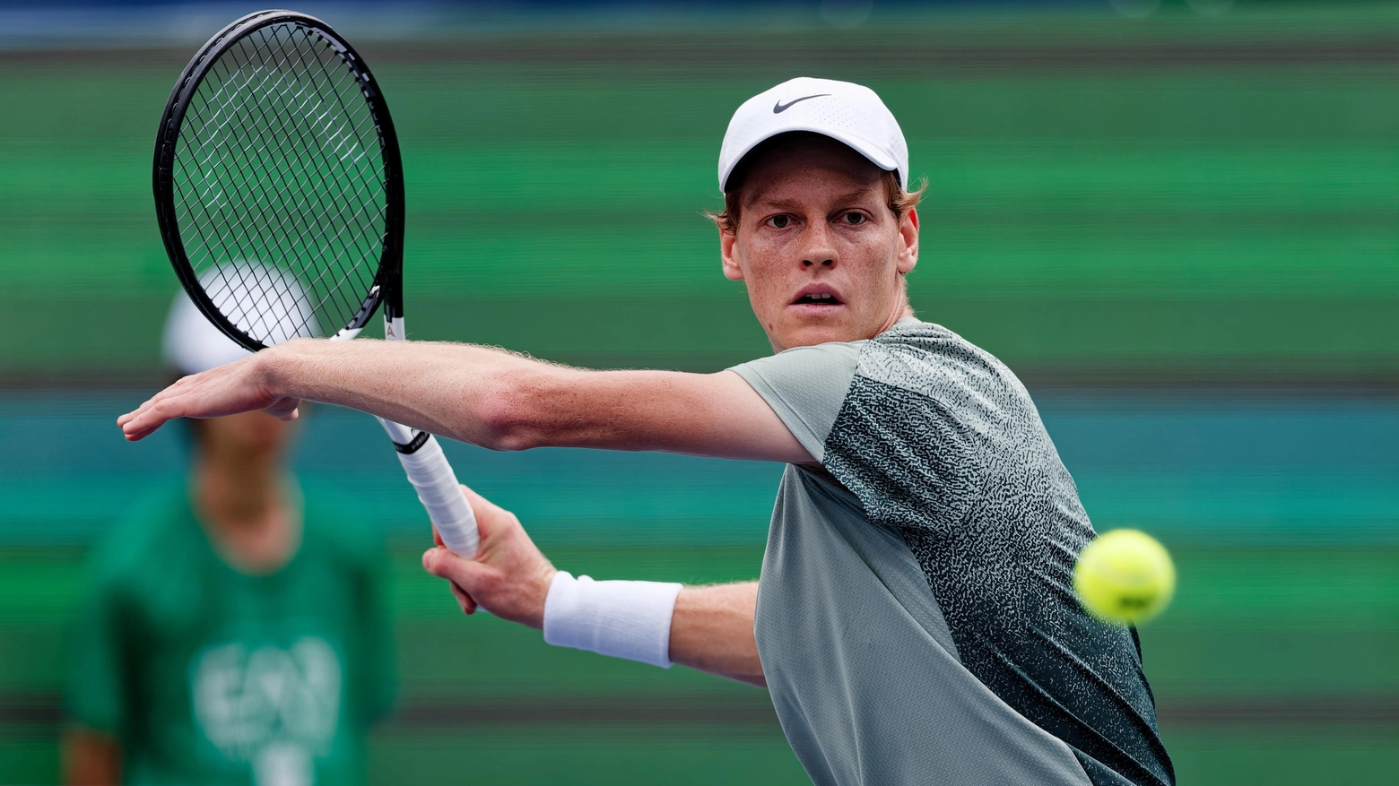 L’azzurro centra la semifinale nel Master 1000 cinese con un rapido 6-1, 6-4: il russo condizionato da un problema alla spalla. Jannik affronterà Machac che ha superato in due set Alcaraz