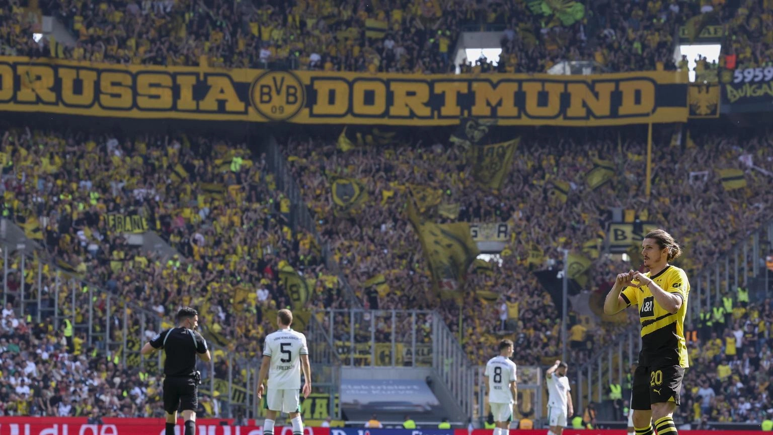 Bundesliga: segna rigore assegnato dall'arbitro, Var lo annulla