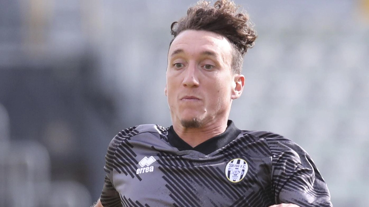 La Robur Siena guida la classifica con due vittorie, nonostante le difficoltà legate agli infortuni. Il giovane portiere infortunato crea problemi al tecnico Magrini, che potrebbe dover ricorrere al mercato. La squadra affronterà la Flaminia con un portiere classe 2007 e un attaccante al debutto.