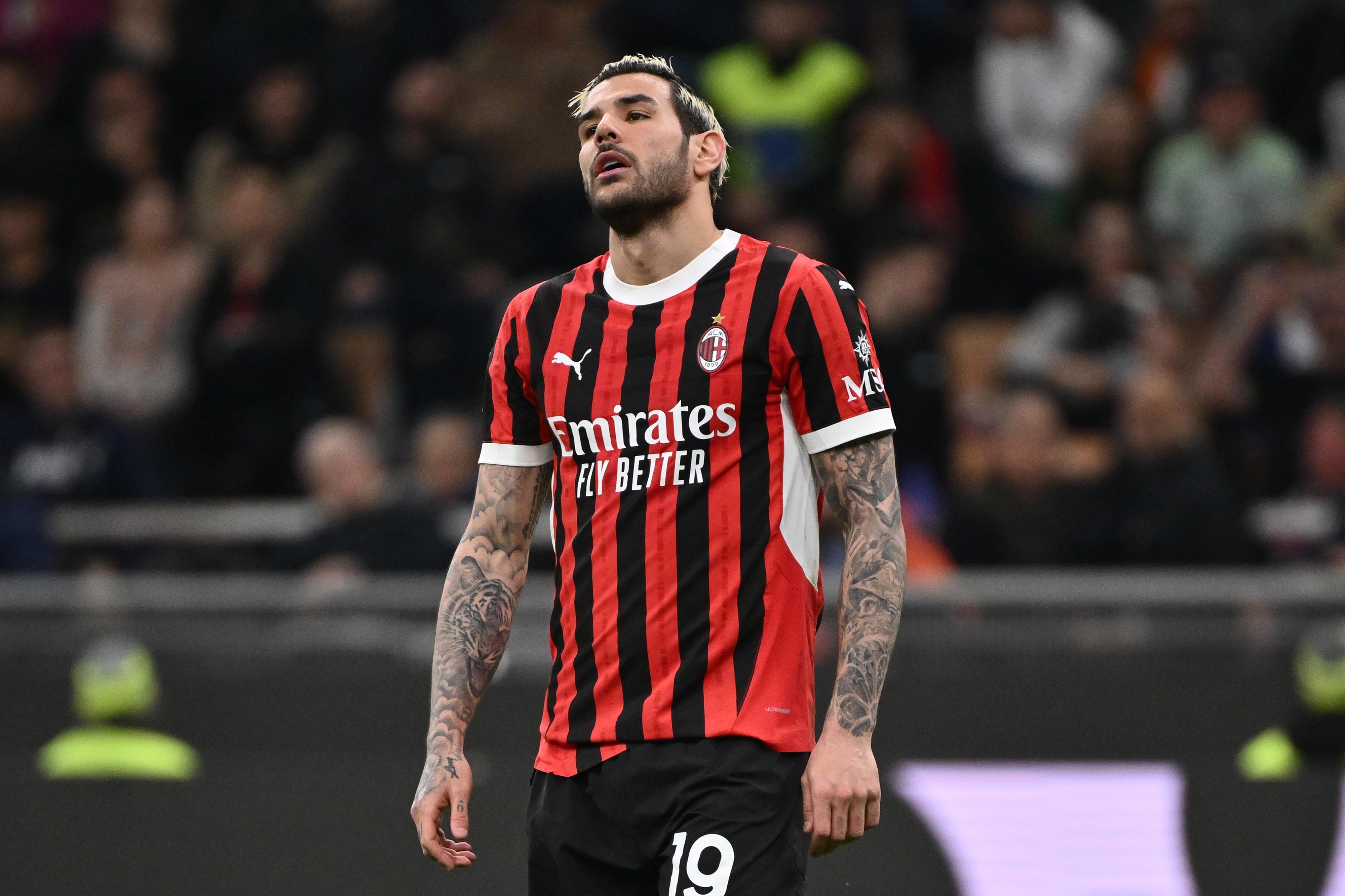 https://sport.quotidiano.net/image-service/view/acePublic/alias/contentid/ZmM1MDU0NWQtMjY2My00/0/theo-hernandez-milan.jpeg