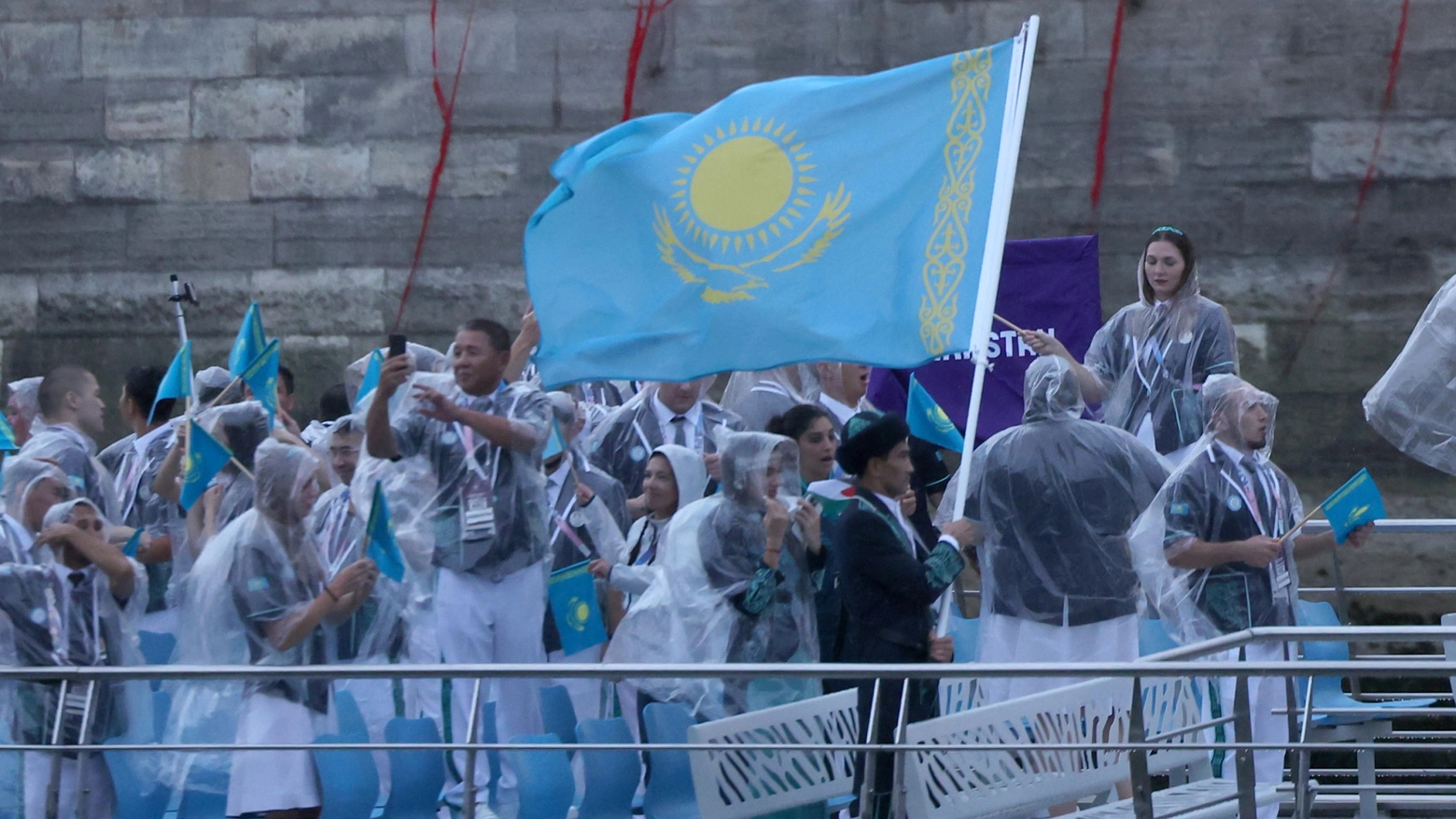 Il team olimpico del Kazakistan nel corso della cerimonia di apertura dei Giochi