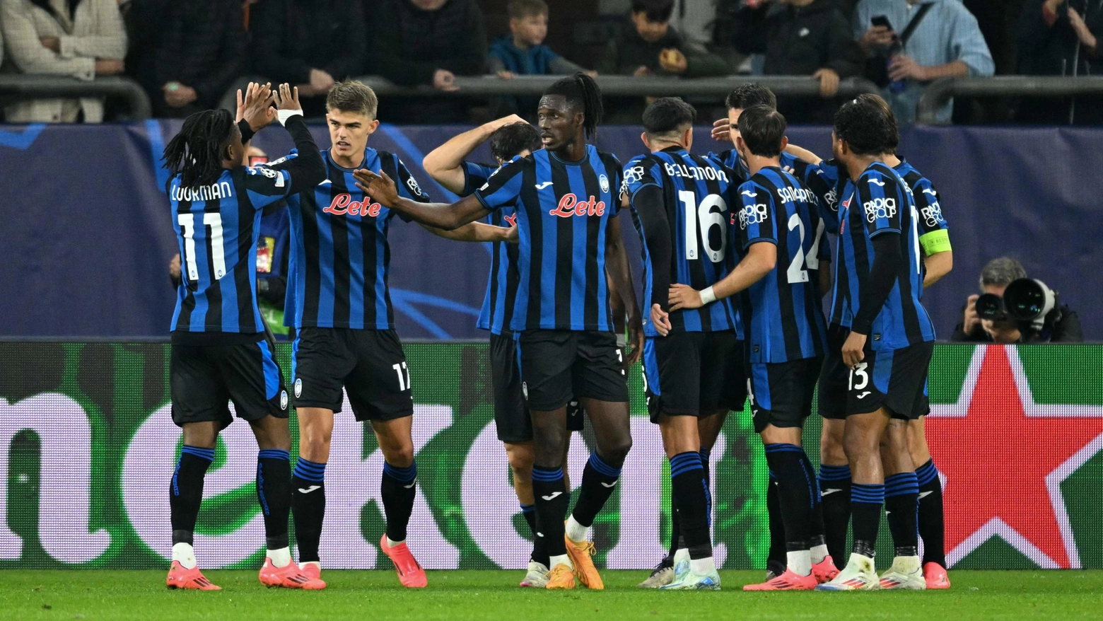 L'Atalanta festeggia il primo gol di Djimsiti allo Shakhtar Donetsk (Ansa)