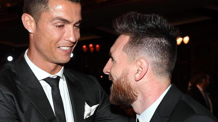 Messi contro Ronaldo pure sul viale del tramonto. Leo ride, CR7 gol e rabbia