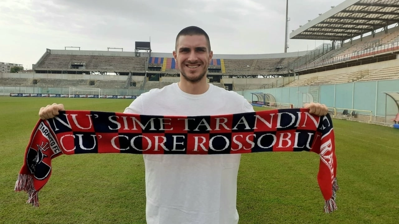Gianmarco Vannucchi con una sciarpa del Taranto