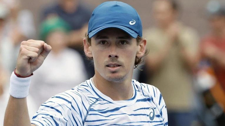 Parte l’avventura a Torino di Sinner, il debutto è contro l’australiano De Minaur che da anni vive in Spagna. C’è tanto in comune, dai genitori nella ristorazione ai mental coach per lasciare le ansie fuori dal campo. .