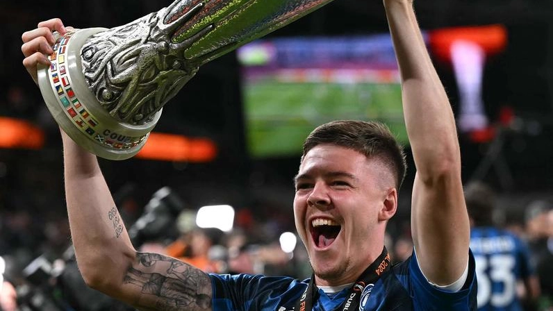 Emil Holm alza al cielo l'Europa League vinta con l'Atalanta (foto Ansa)